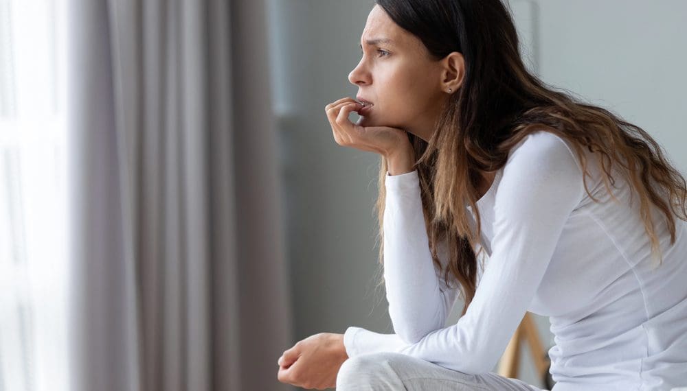 a woman struggling with anxiety after a Mesothelioma Diagnosis, looking for solutions such as fidget rings and mindfulness techniques