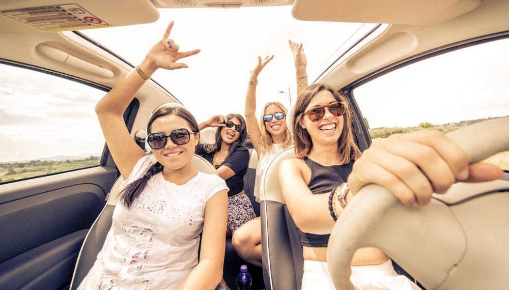 females driving in a car, free of anxiety, thanks to fidget rings and essential oils for anxiety