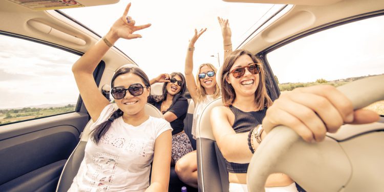 females driving in a car, free of anxiety, thanks to fidget rings and essential oils for anxiety